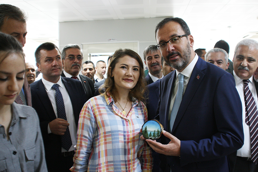 Bakan Kasapoğlu Turgutlu'da: 'Fidanıma iyi bakarsınız değil mi?'