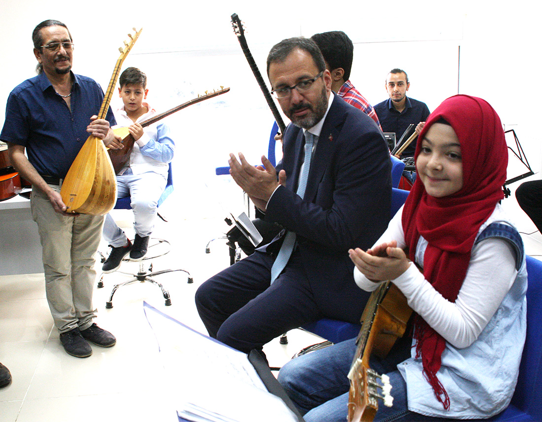 Bakan Kasapoğlu Turgutlu'da: 'Fidanıma iyi bakarsınız değil mi?'