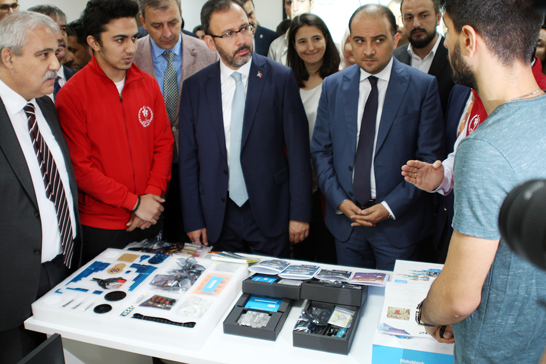 Bakan Kasapoğlu Turgutlu'da: 'Fidanıma iyi bakarsınız değil mi?'