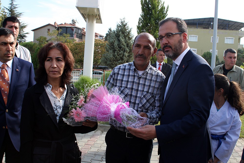 Bakan Kasapoğlu Turgutlu'da: 'Fidanıma iyi bakarsınız değil mi?'