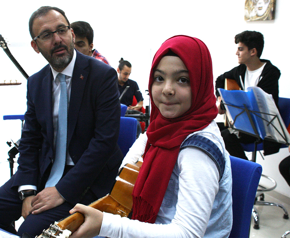 Bakan Kasapoğlu Turgutlu'da: 'Fidanıma iyi bakarsınız değil mi?'