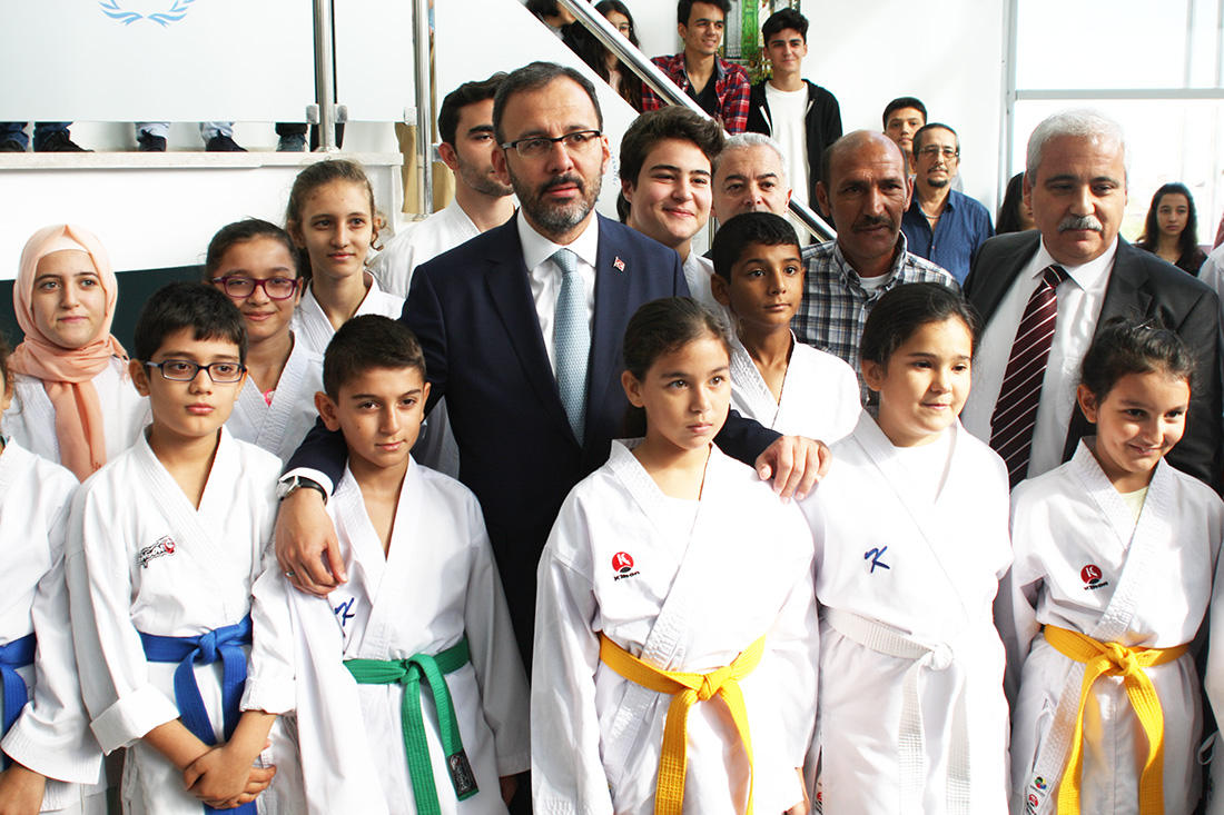 Bakan Kasapoğlu Turgutlu'da: 'Fidanıma iyi bakarsınız değil mi?'