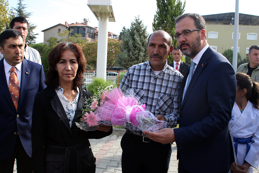 Bakan Kasapoğlu Turgutlu'da: 'Fidanıma iyi bakarsınız değil mi?'