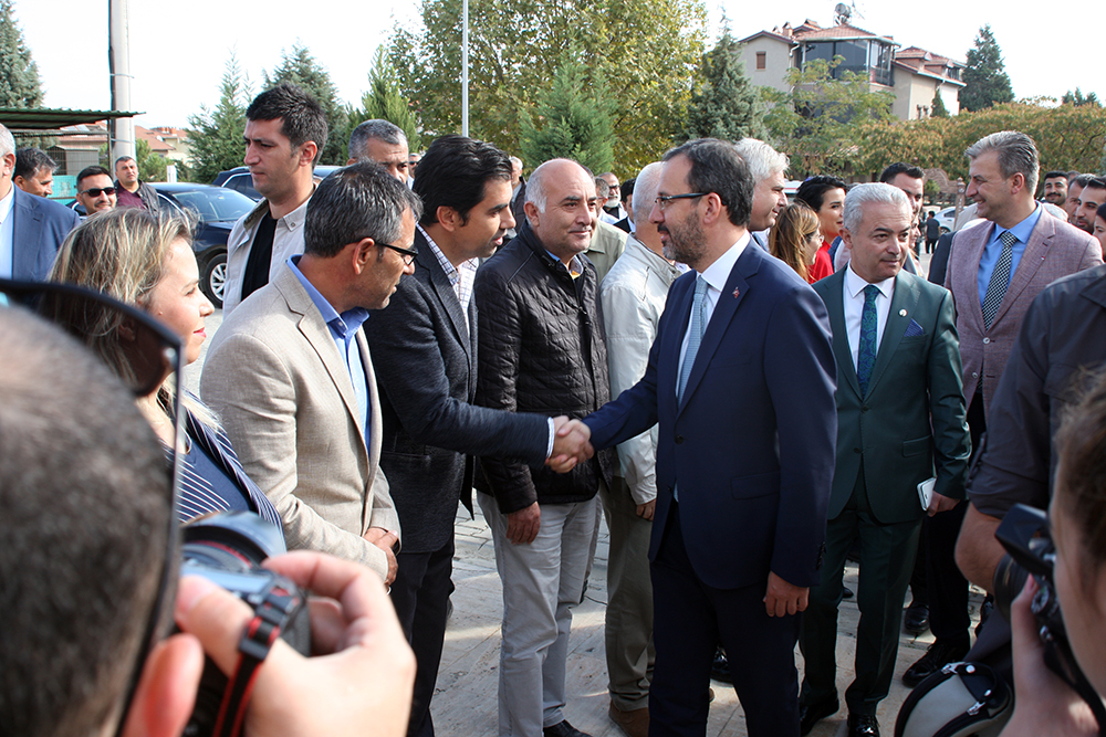 Bakan Kasapoğlu Turgutlu'da: 'Fidanıma iyi bakarsınız değil mi?'