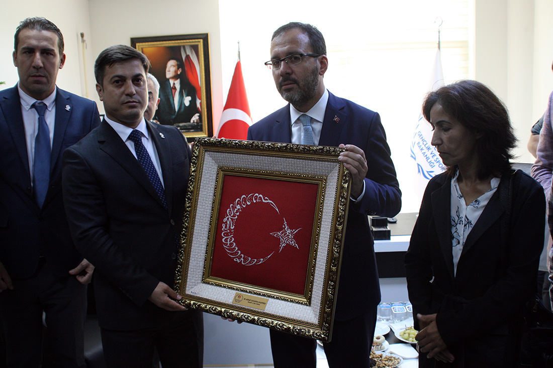 Bakan Kasapoğlu Turgutlu'da: 'Fidanıma iyi bakarsınız değil mi?'