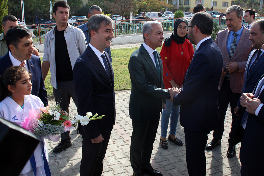 Bakan Kasapoğlu Turgutlu'da: 'Fidanıma iyi bakarsınız değil mi?'