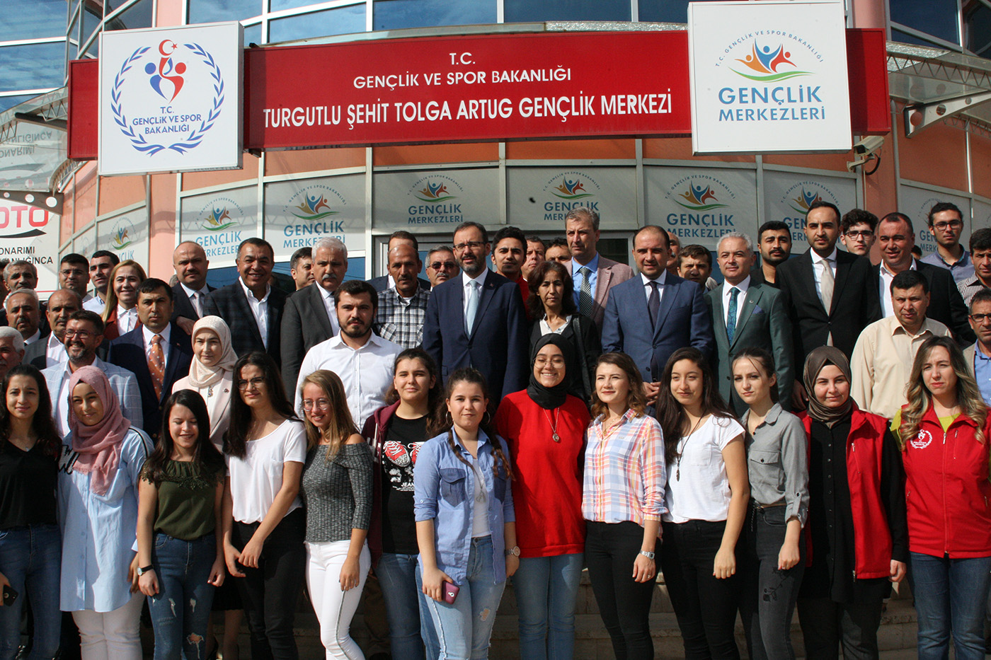 Bakan Kasapoğlu Turgutlu'da: 'Fidanıma iyi bakarsınız değil mi?'