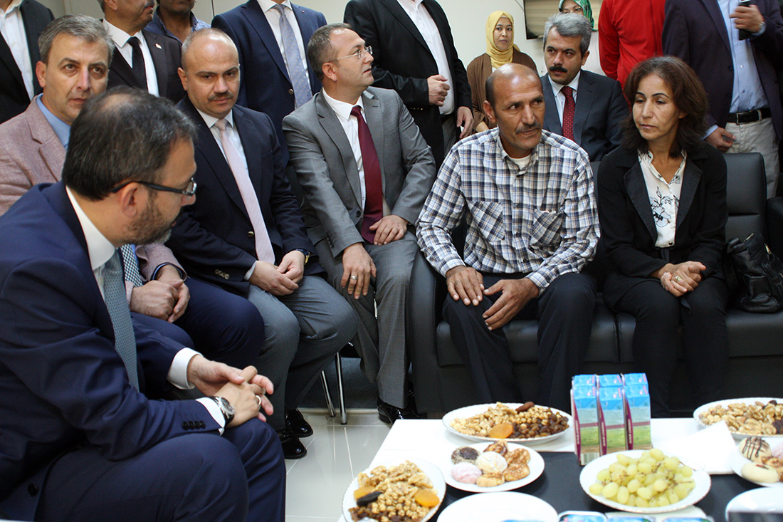 Bakan Kasapoğlu Turgutlu'da: 'Fidanıma iyi bakarsınız değil mi?'