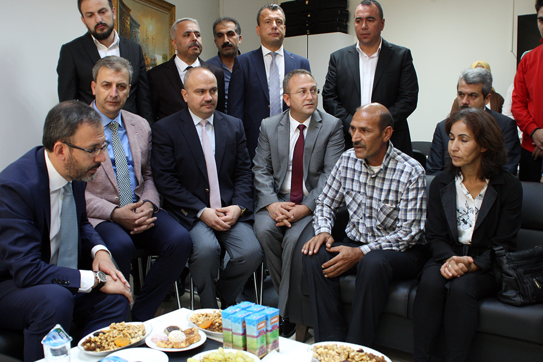 Bakan Kasapoğlu Turgutlu'da: 'Fidanıma iyi bakarsınız değil mi?'