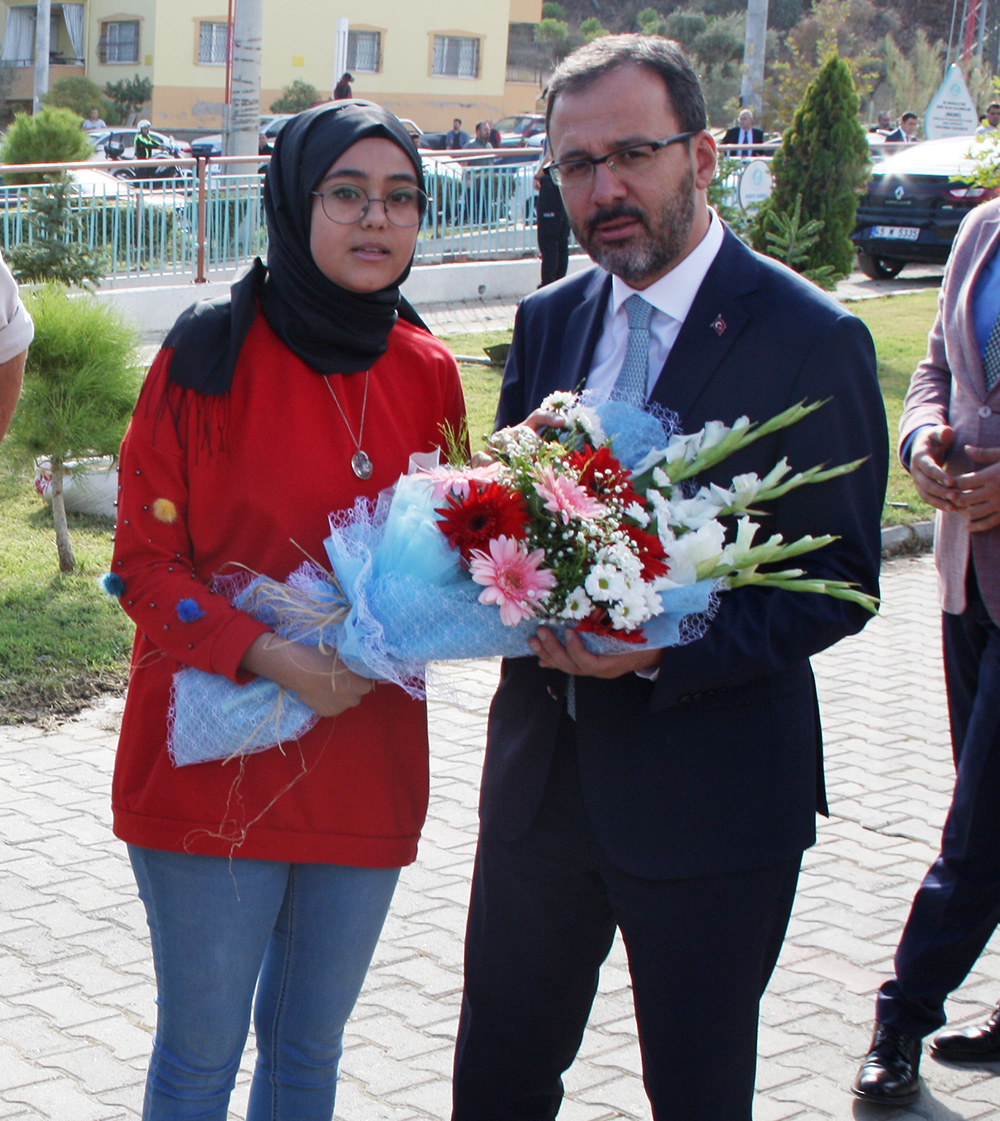 Bakan Kasapoğlu Turgutlu'da: 'Fidanıma iyi bakarsınız değil mi?'