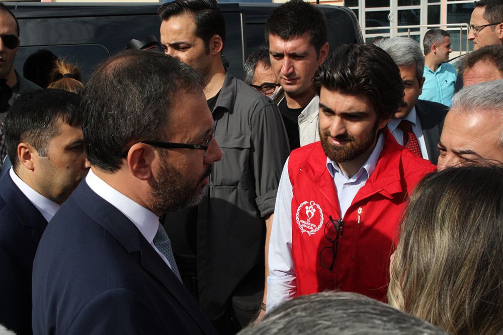 Bakan Kasapoğlu Turgutlu'da: 'Fidanıma iyi bakarsınız değil mi?'