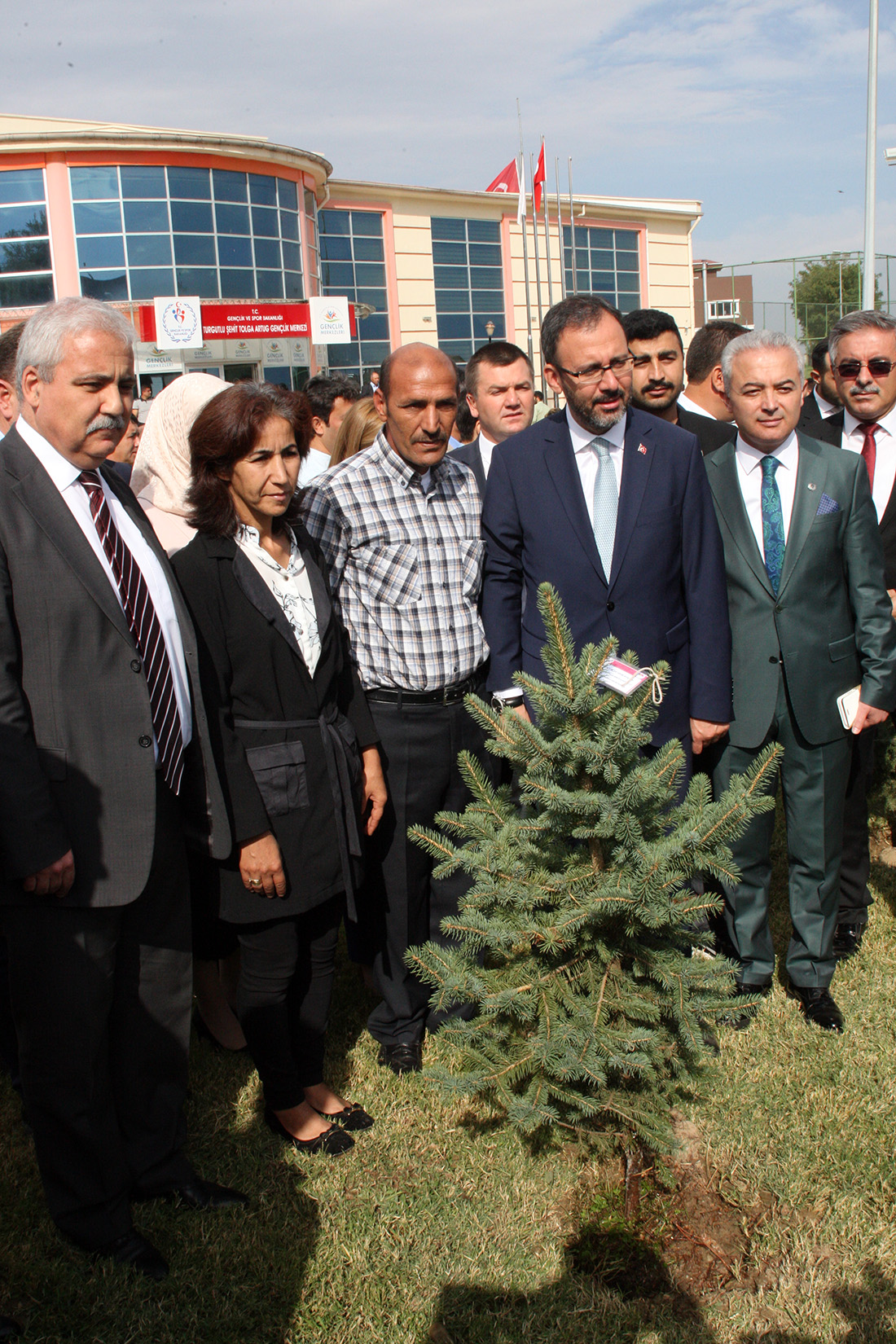 Bakan Kasapoğlu Turgutlu'da: 'Fidanıma iyi bakarsınız değil mi?'