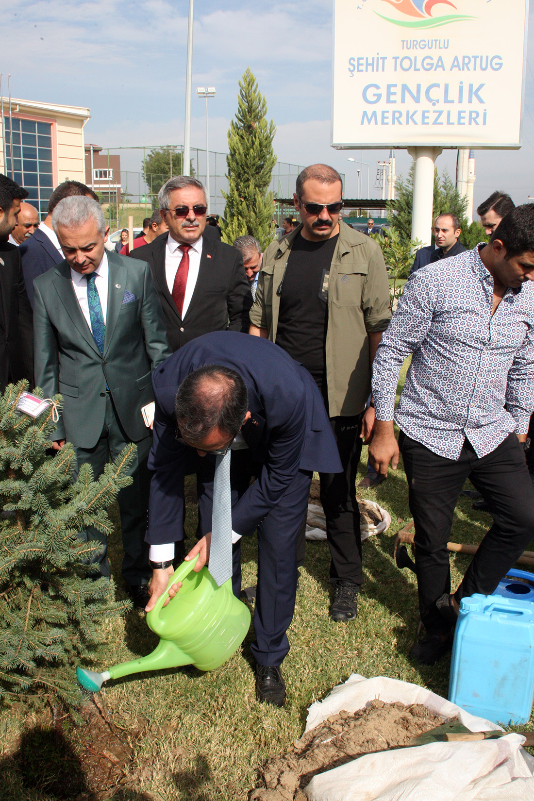Bakan Kasapoğlu Turgutlu'da: 'Fidanıma iyi bakarsınız değil mi?'