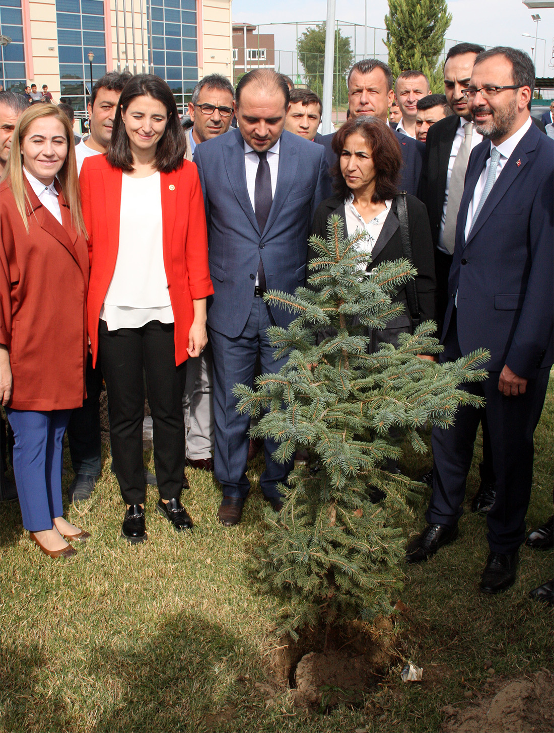 Bakan Kasapoğlu Turgutlu'da: 'Fidanıma iyi bakarsınız değil mi?'