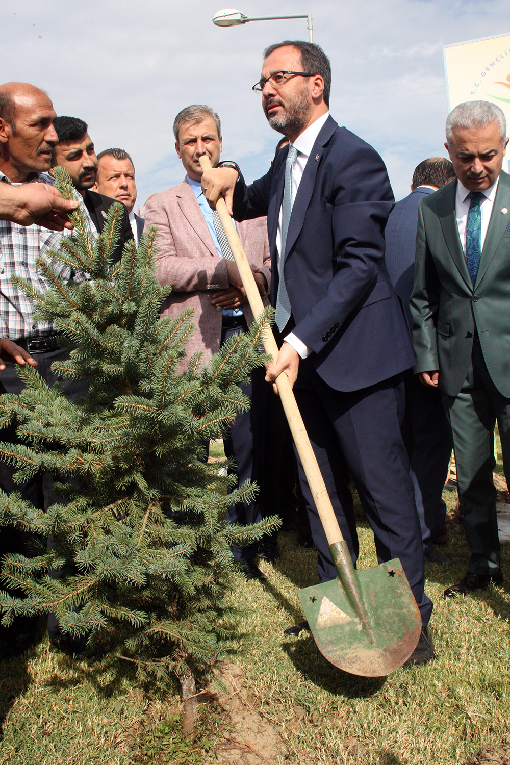 Bakan Kasapoğlu Turgutlu'da: 'Fidanıma iyi bakarsınız değil mi?'