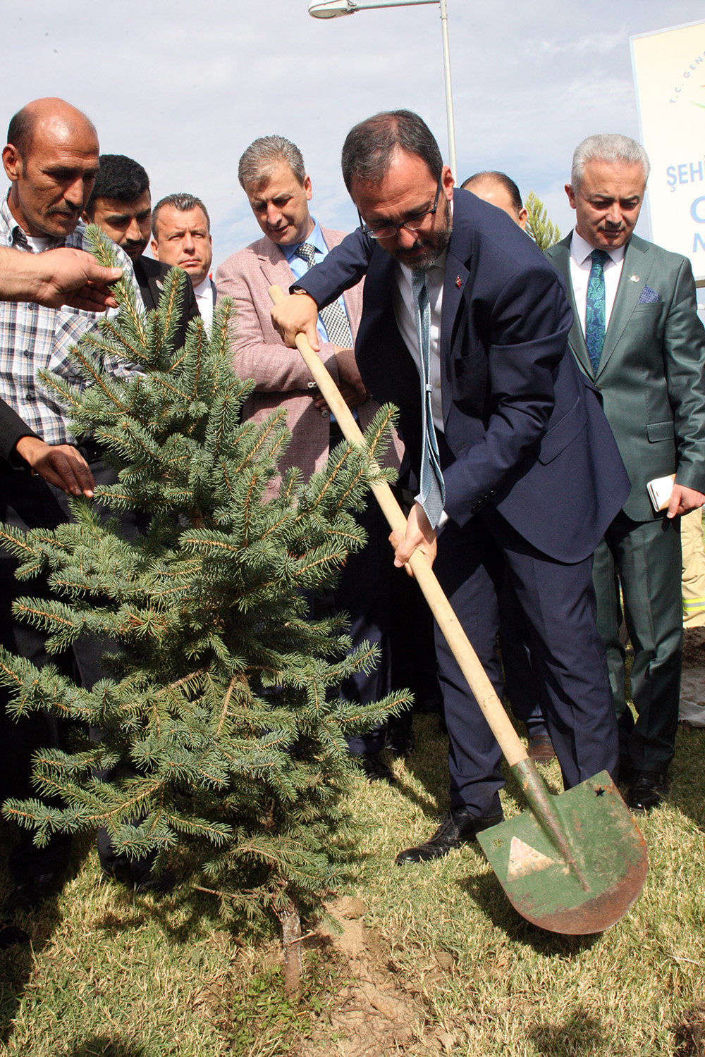 Bakan Kasapoğlu Turgutlu'da: 'Fidanıma iyi bakarsınız değil mi?'