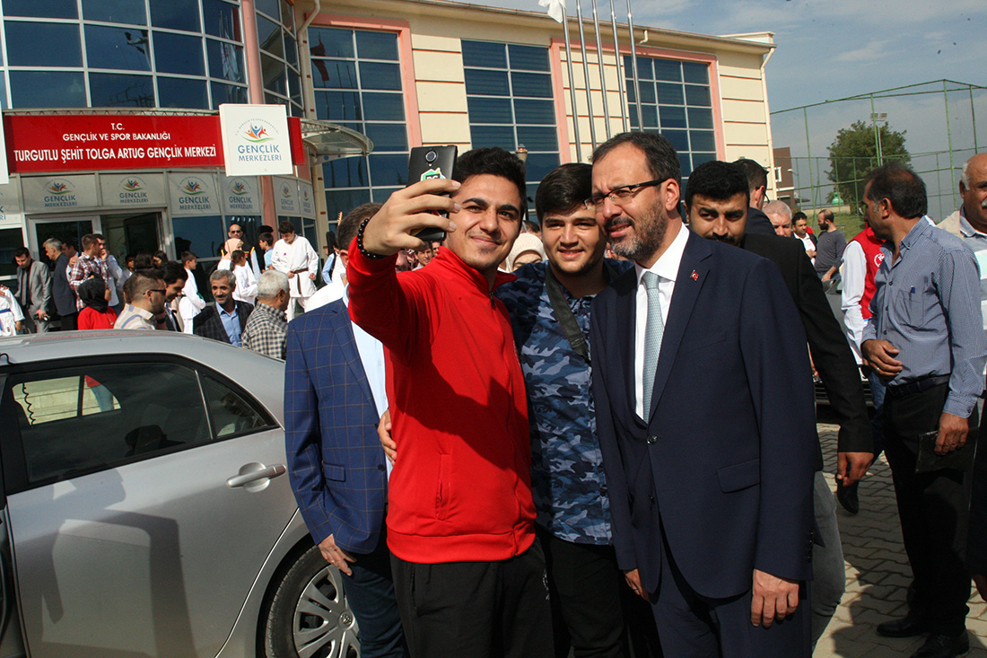 Bakan Kasapoğlu Turgutlu'da: 'Fidanıma iyi bakarsınız değil mi?'