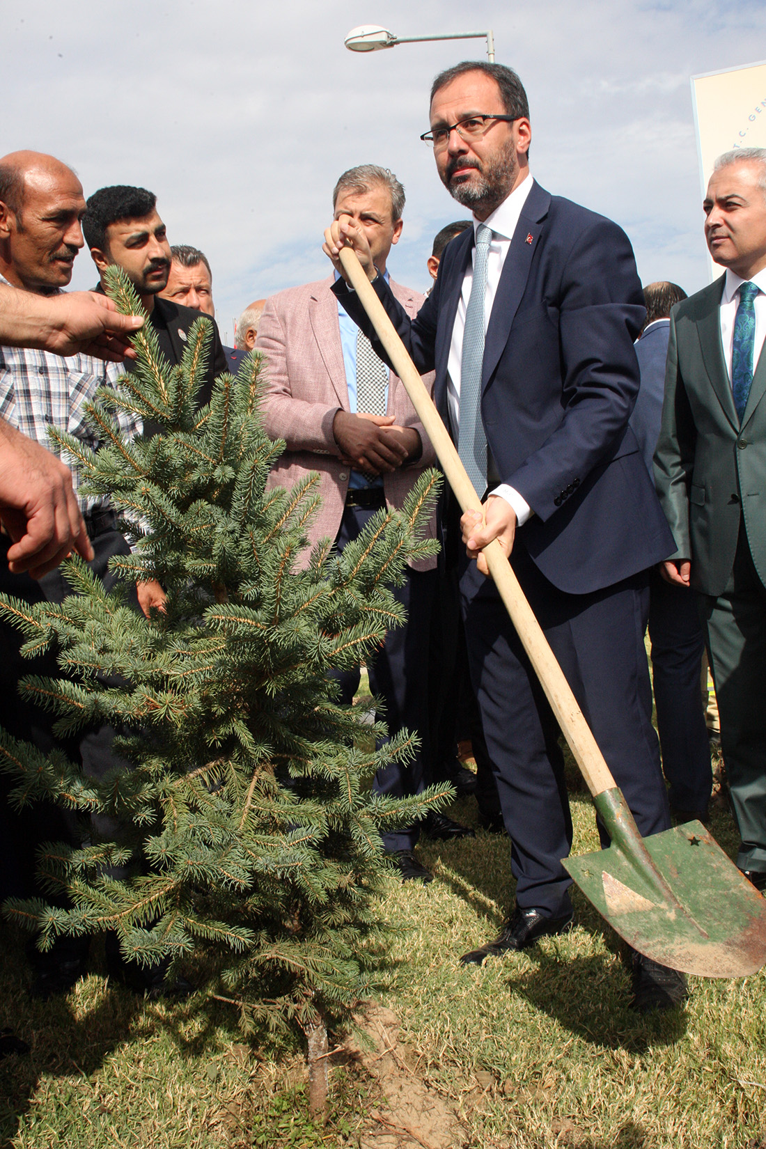 Bakan Kasapoğlu Turgutlu'da: 'Fidanıma iyi bakarsınız değil mi?'