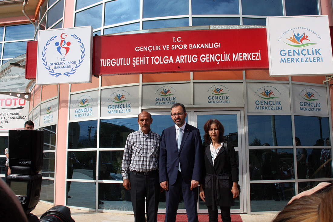 Bakan Kasapoğlu Turgutlu'da: 'Fidanıma iyi bakarsınız değil mi?'