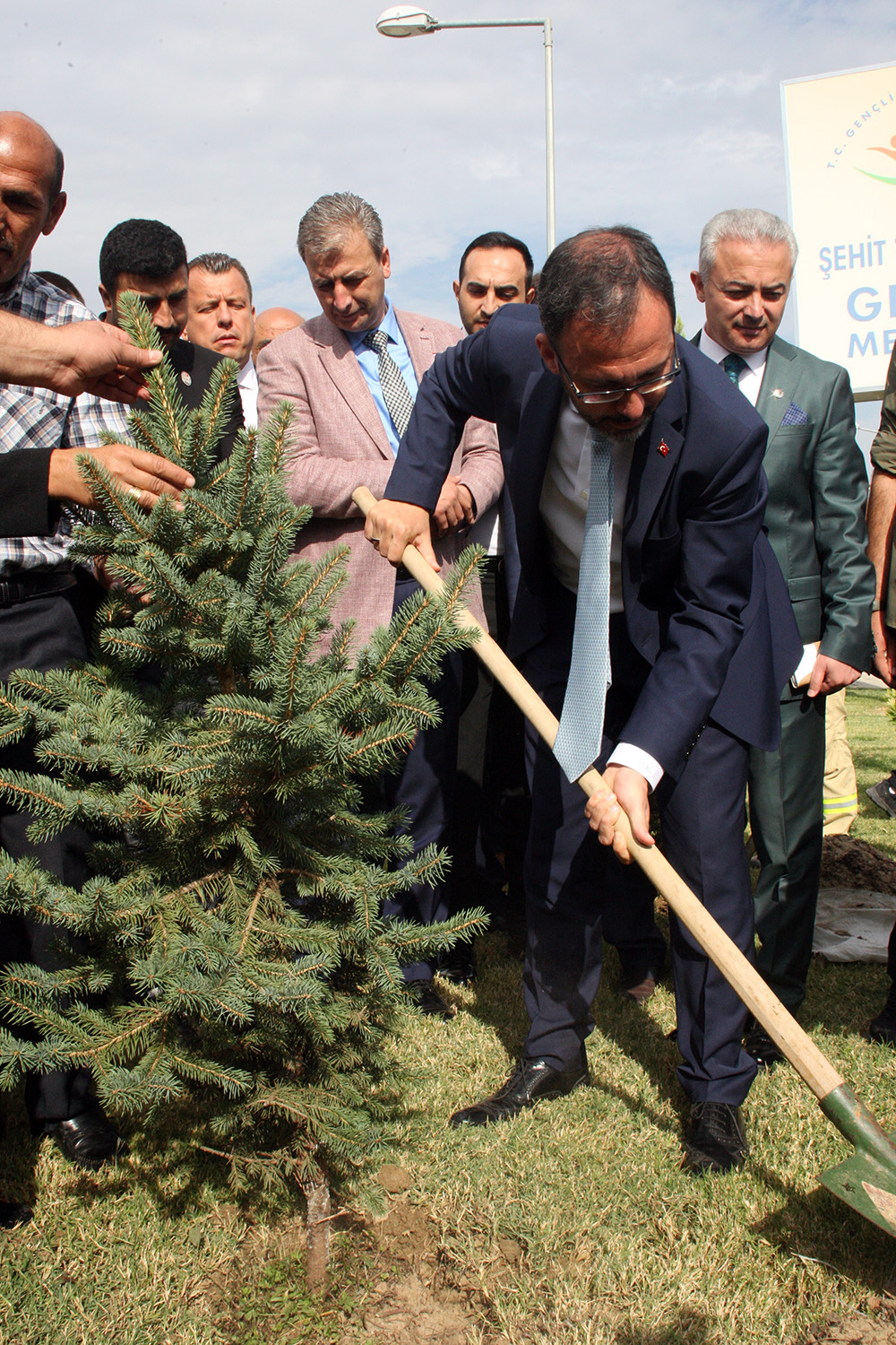Bakan Kasapoğlu Turgutlu'da: 'Fidanıma iyi bakarsınız değil mi?'