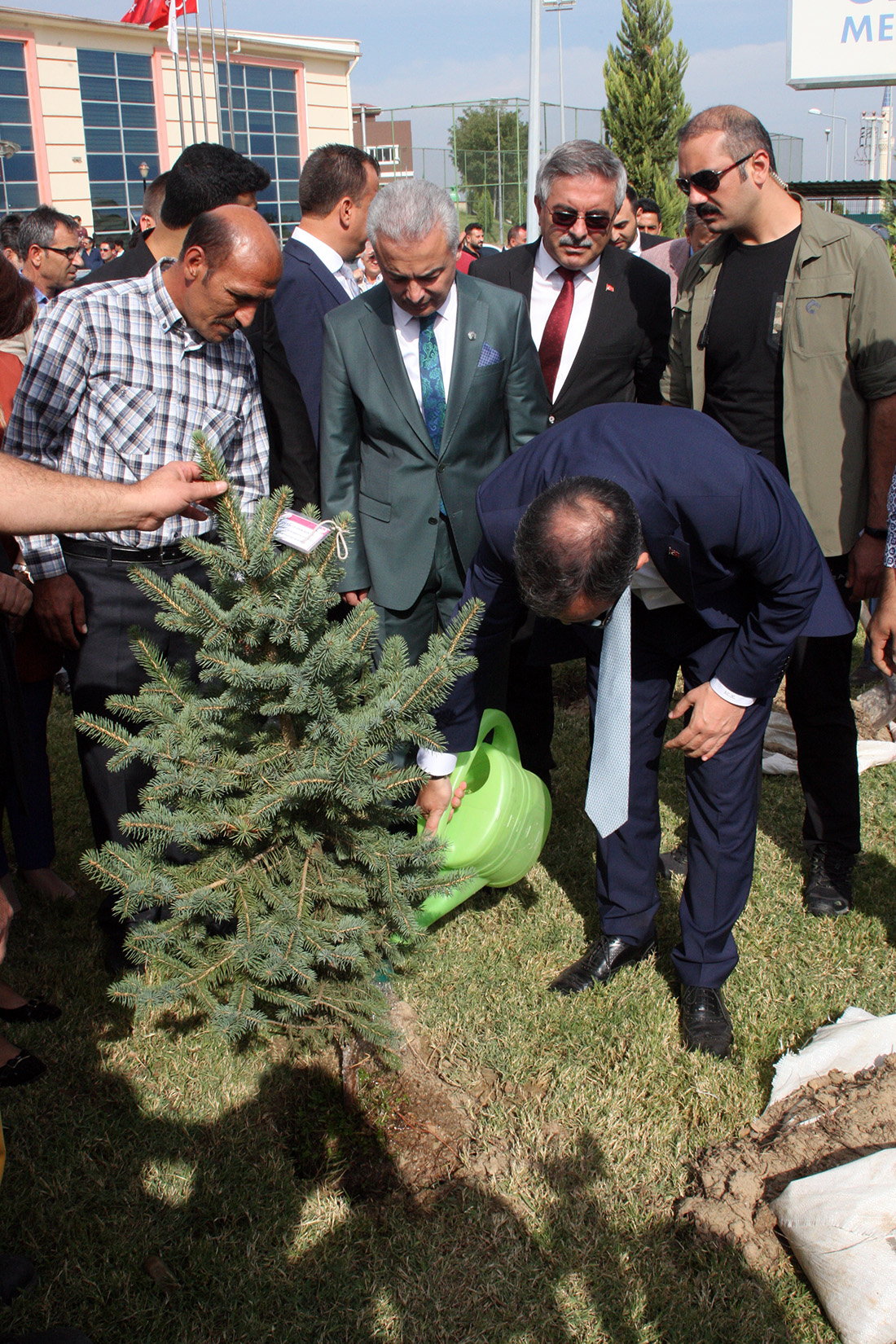 Bakan Kasapoğlu Turgutlu'da: 'Fidanıma iyi bakarsınız değil mi?'