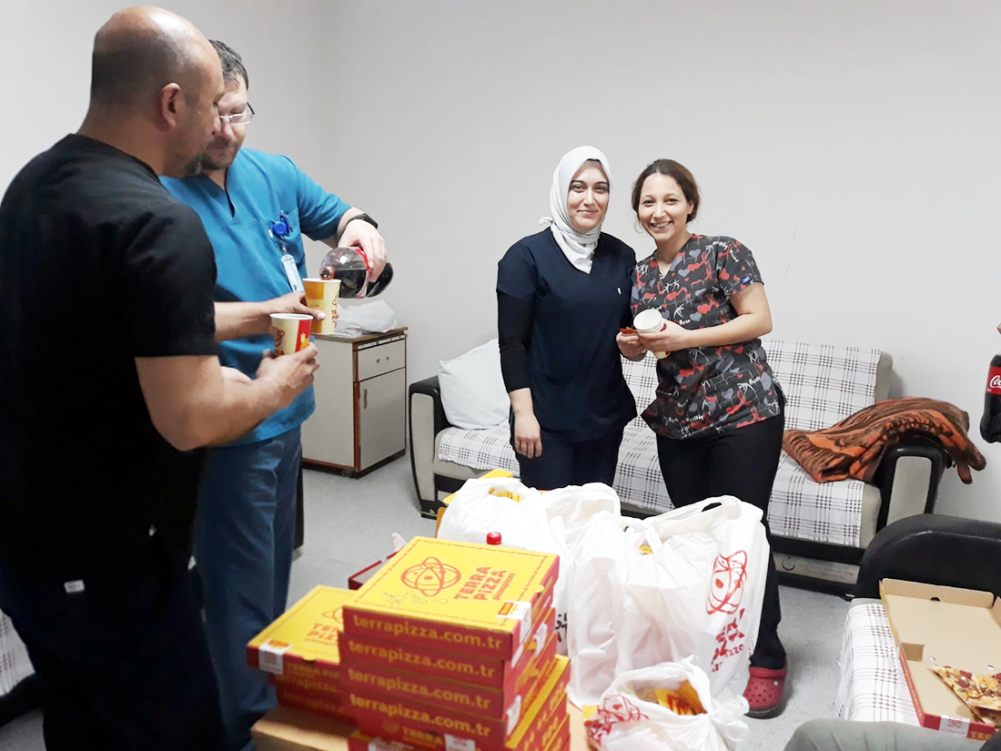 Terra Pizza'dan sağlık personellerine pizza ve tatlı ikramı GÜNCEL