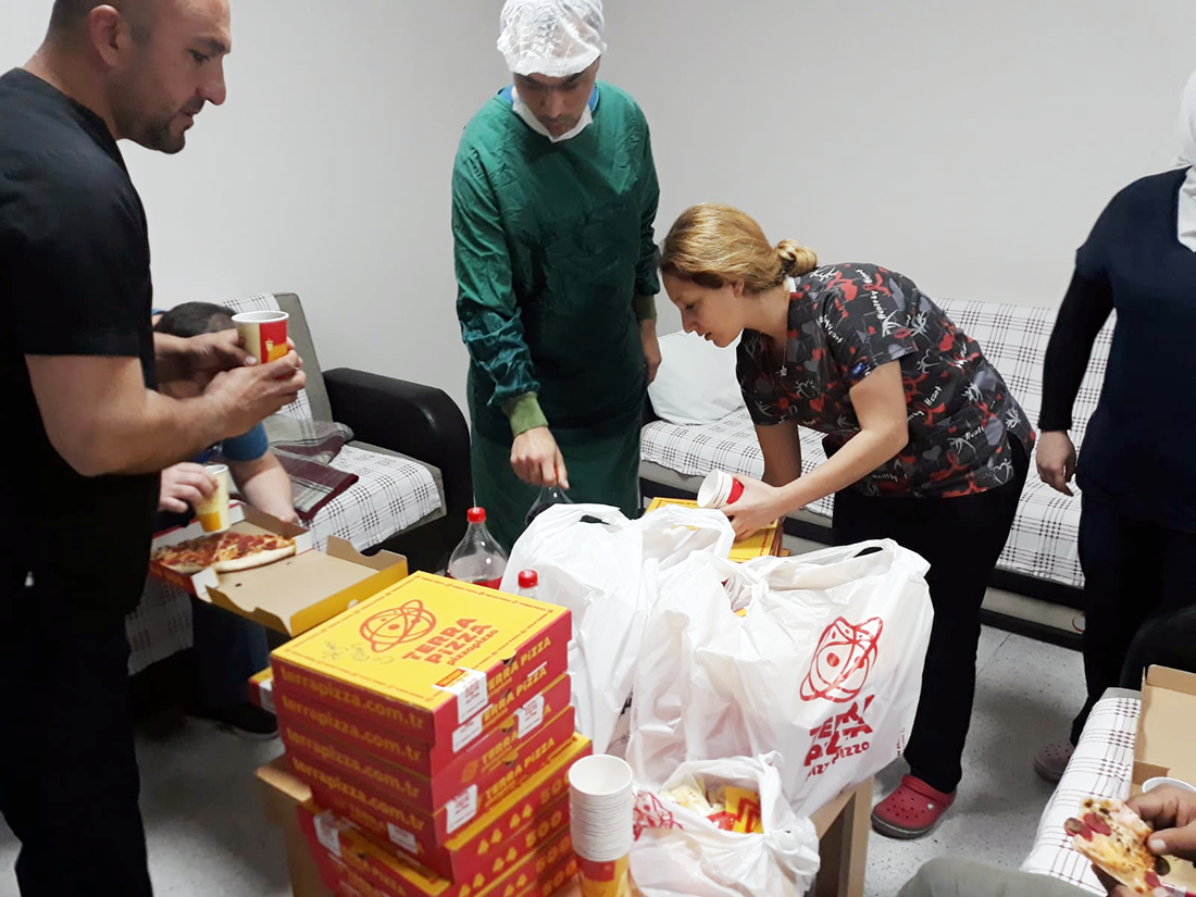 Terra Pizza'dan sağlık personellerine pizza ve tatlı ikramı GÜNCEL