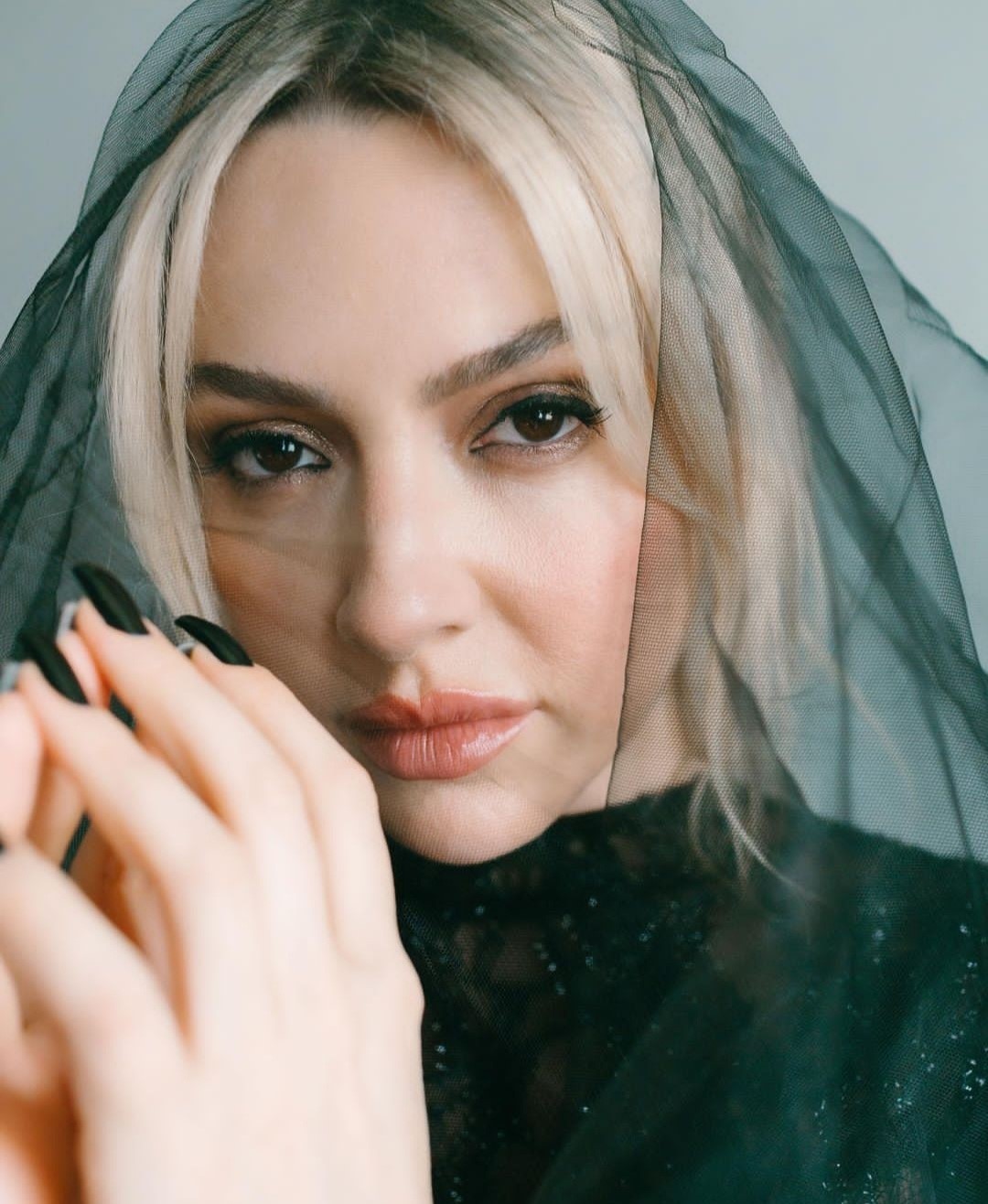 Şarkıcı Hadisenin mesajlarını ifşa ettiği iddia edilen gazeteciye 9 