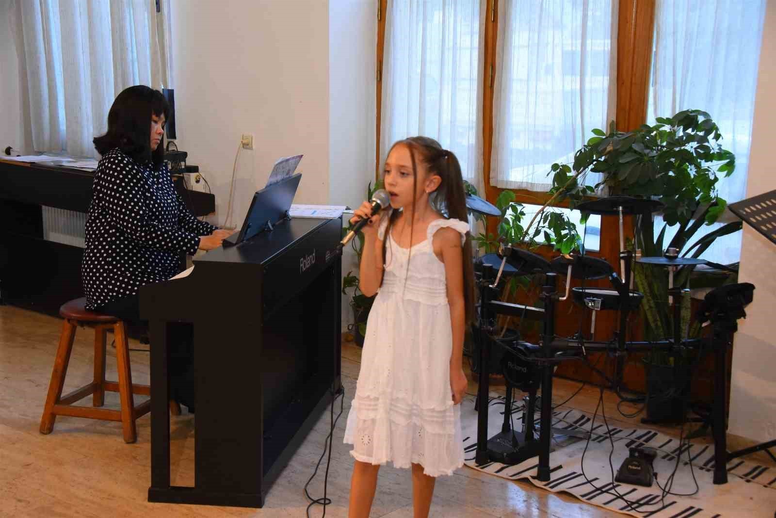 2023/08/minik-yureklerin-piyano-konseri-begeni-topladi-20230830AW01-4.jpg