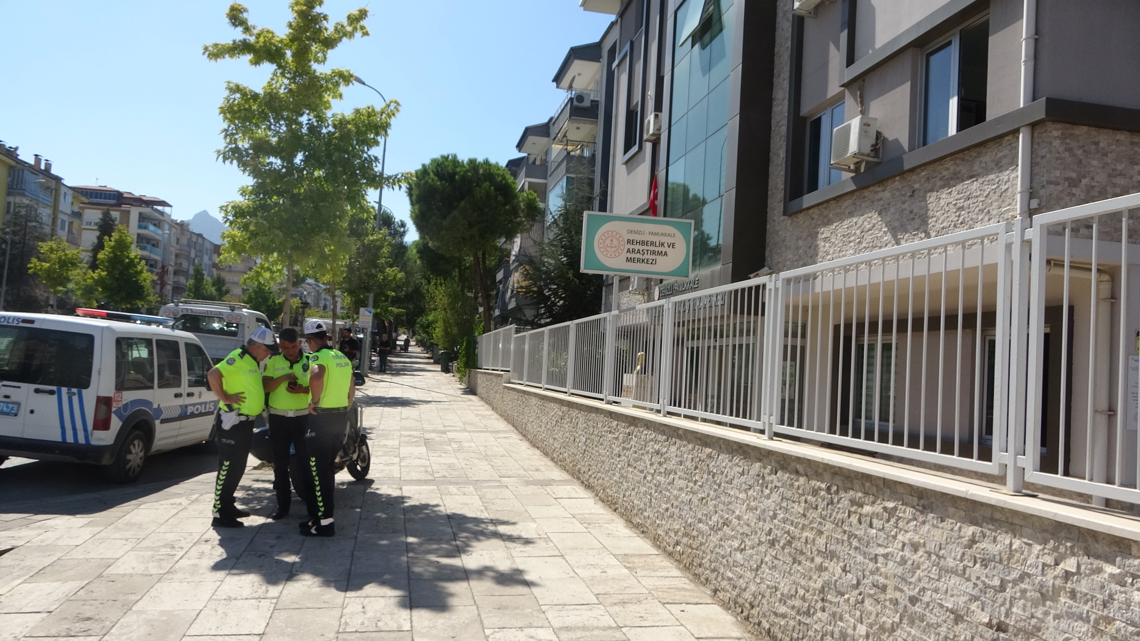 Kontrolden çıkan araç öğrenci ve velilere çarptı!