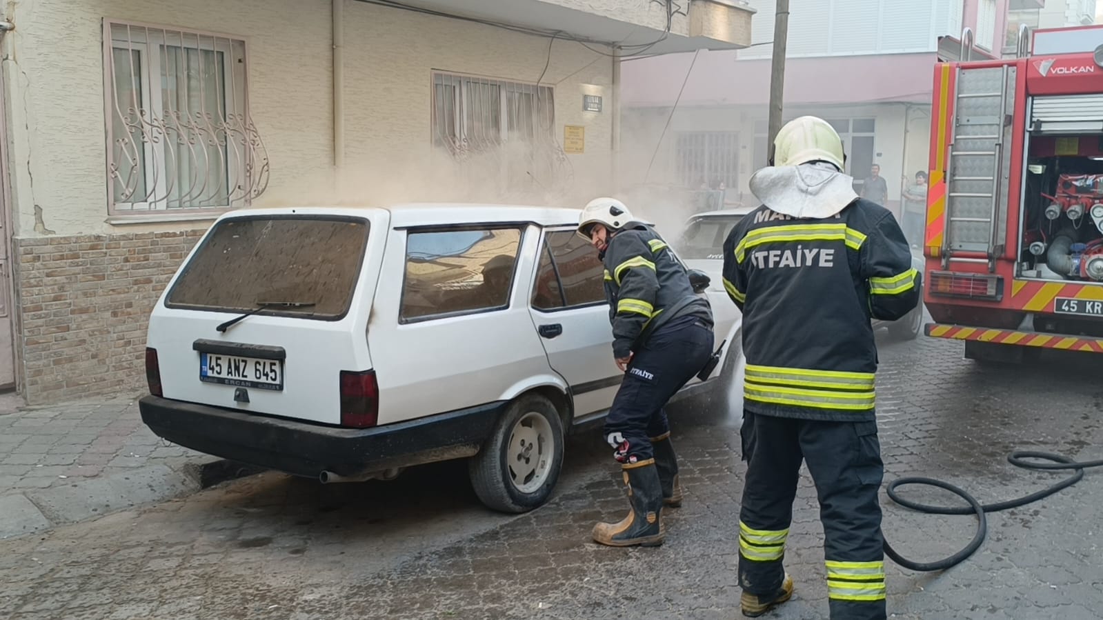 Turgutlu'da otomobil alev aldı mahalleli panikledi!