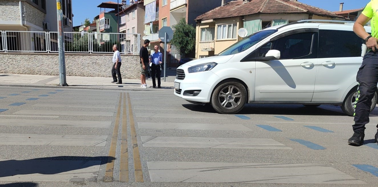 Kontrolden çıkan araç öğrenci ve velilere çarptı!