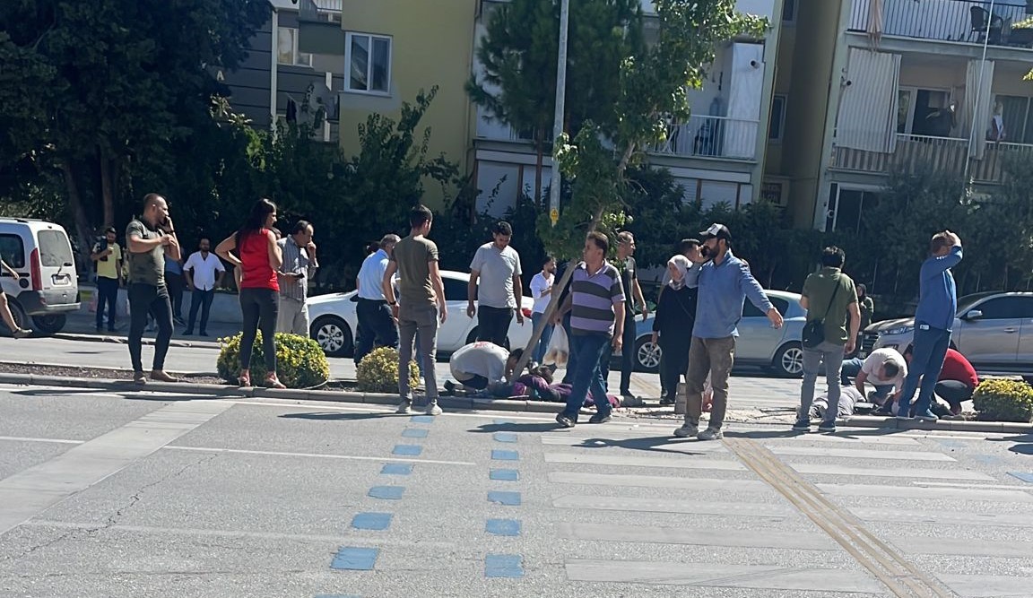 Kontrolden çıkan araç öğrenci ve velilere çarptı!