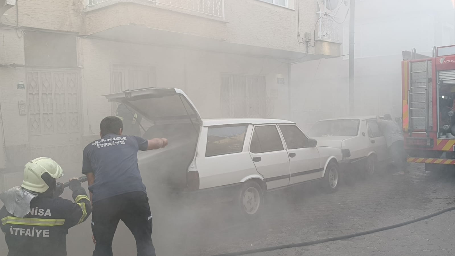 Turgutlu'da otomobil alev aldı mahalleli panikledi!