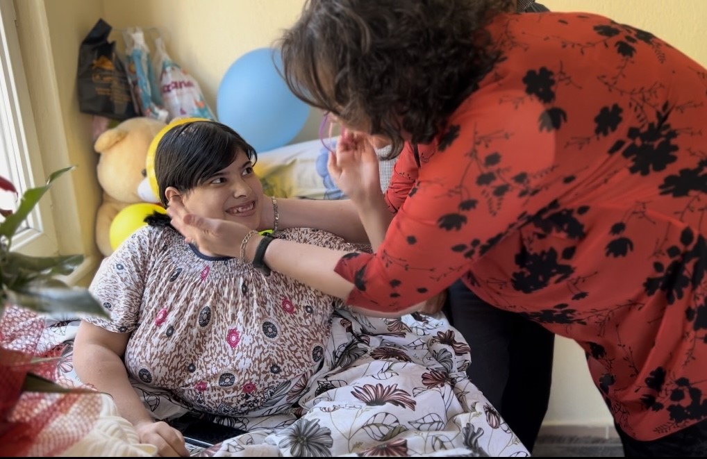 Doğuştan engelli evde bakım hastasına doğum günü sürprizi