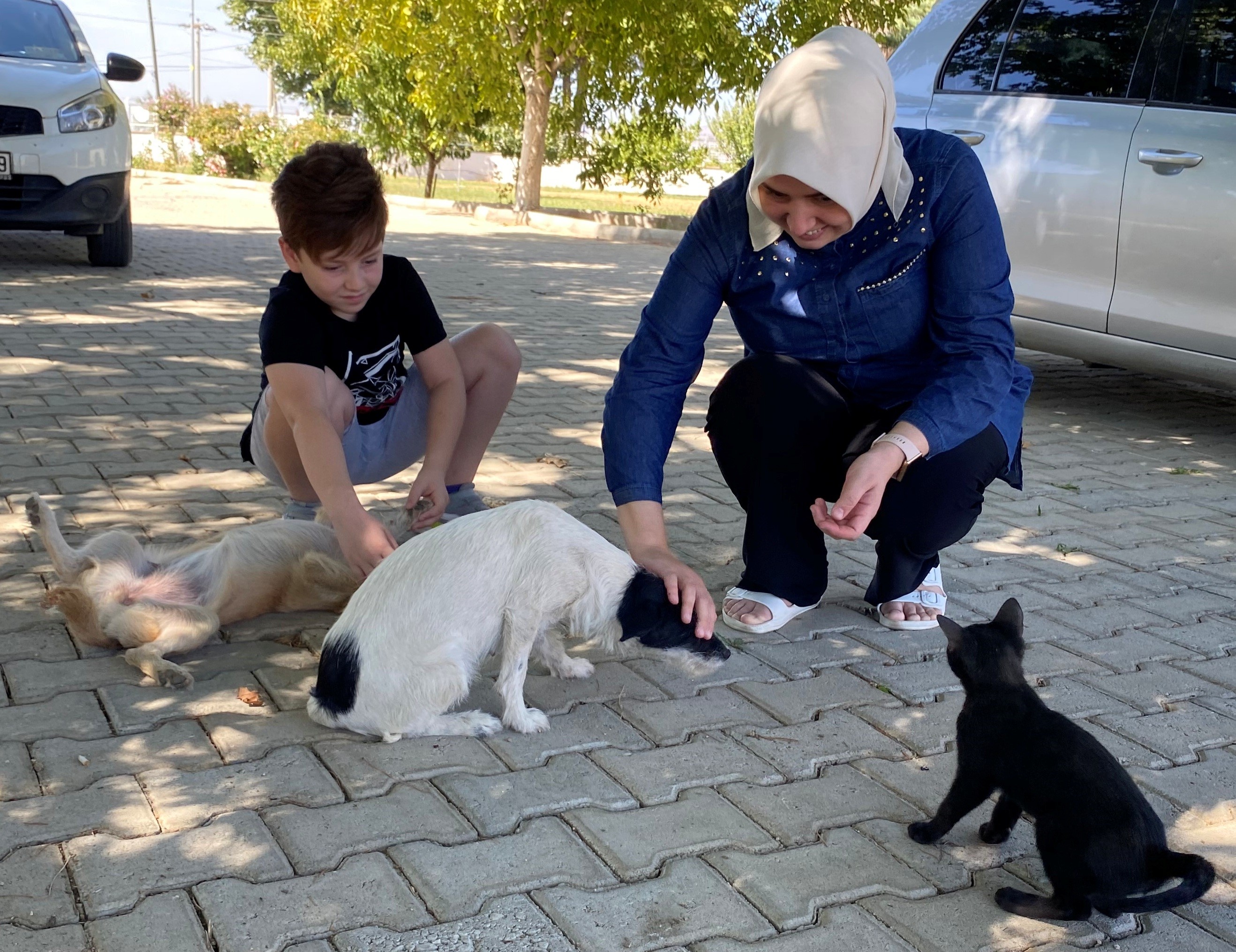 Kendisi küçük sevgisi büyük!