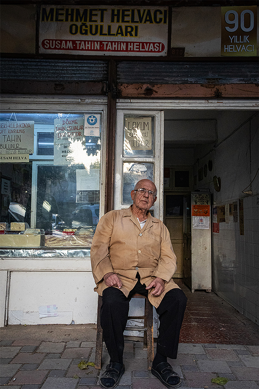 İzmir'in ünlü helvacısı 95 yıldır aynı yerinde! Vitrin bile 70 yıllık