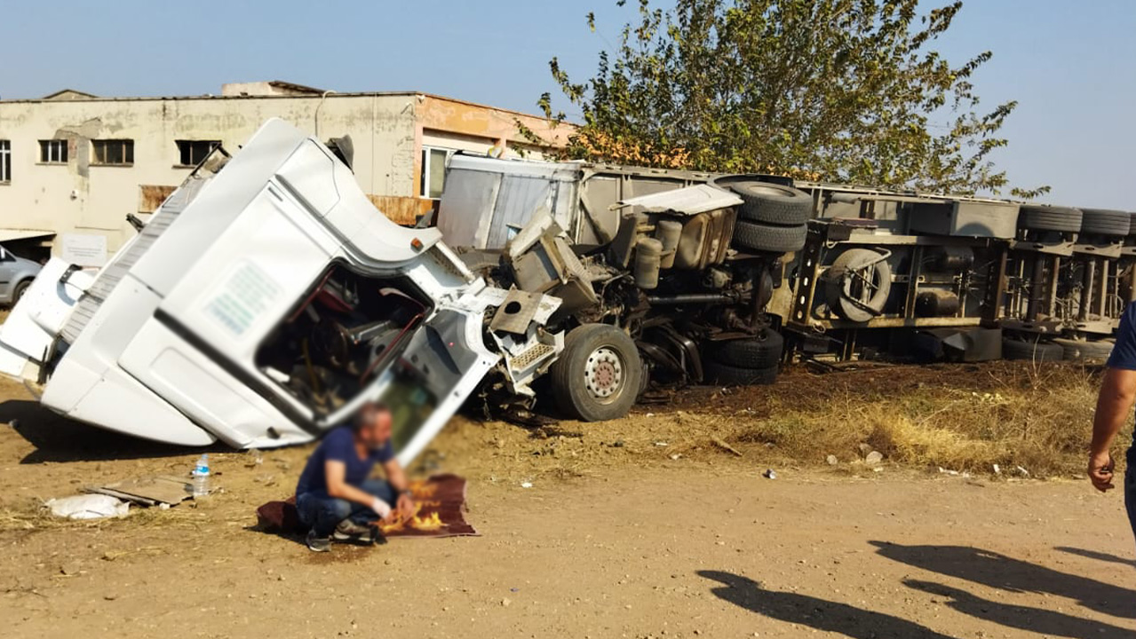 Hurdaya dönen TIR'dan sağ çıktı, şok geçirdi!