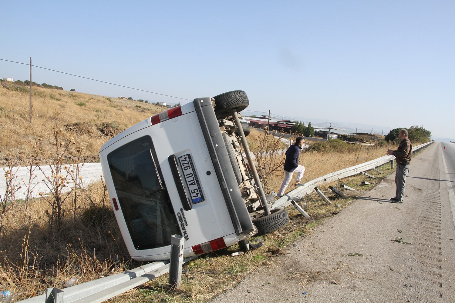 Bariyerlere çarpan araç yan döndü: 4 yaralı