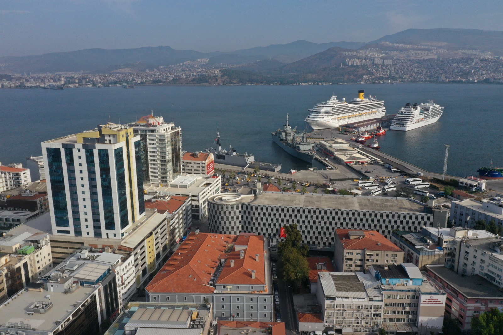İzmir Limanı'na yanaşan iki kruvaziyerle turist hareketliliği yaşandı
