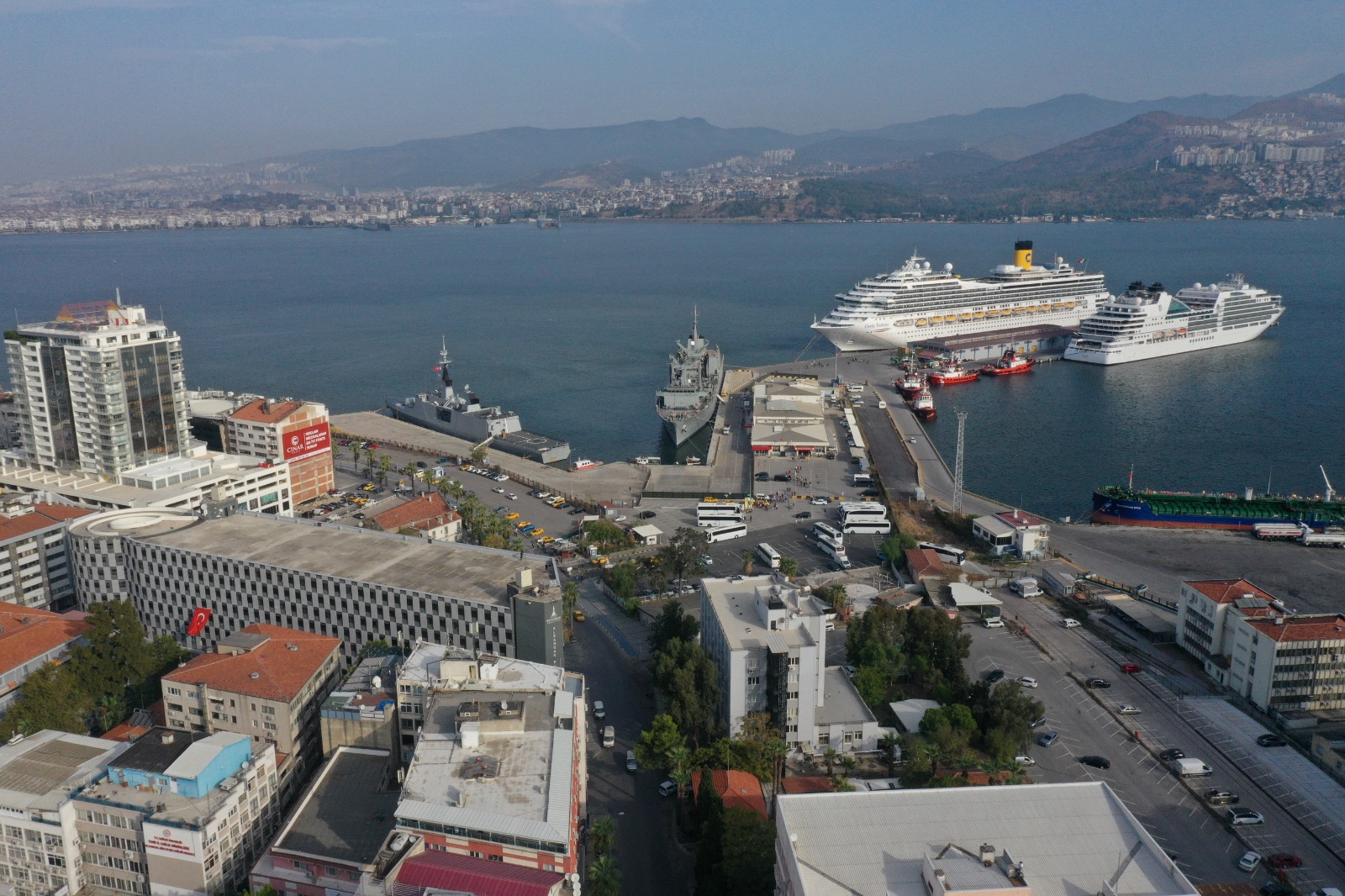 İzmir Limanı'na yanaşan iki kruvaziyerle turist hareketliliği yaşandı
