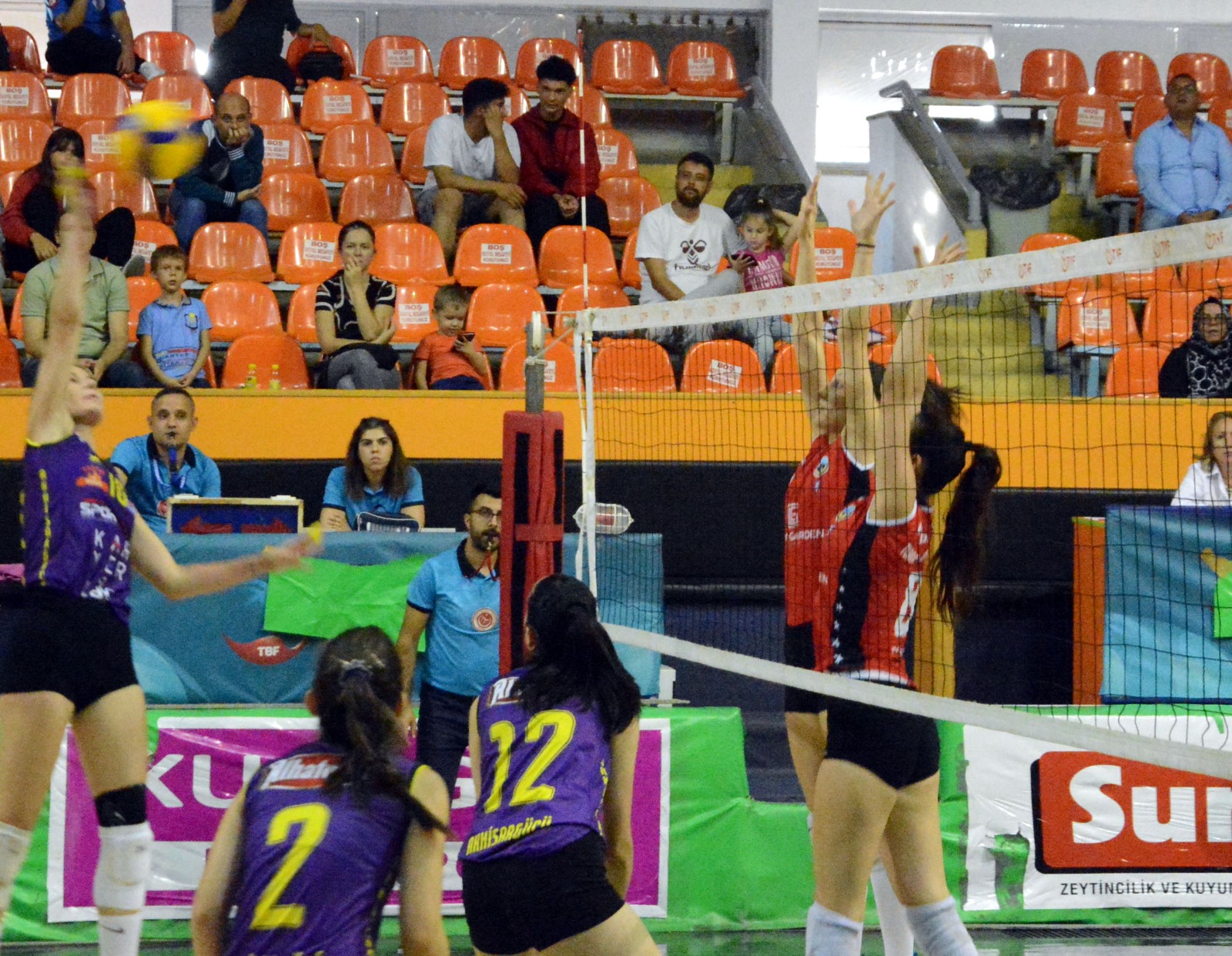 Turgutlu Belediyesi Kadın Voleybol Takımı, deplasmanda Akhisargücü'nü 3-2 yendi