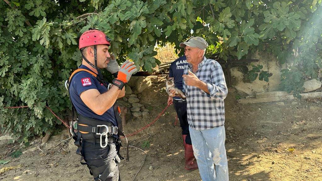 Kuyuya düşen yavru kediyi itfaiye kurtardı
