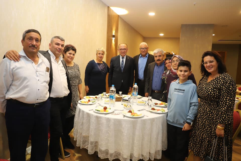 Muhtarlara verilen yemek yerel siyaseti kızıştırdı