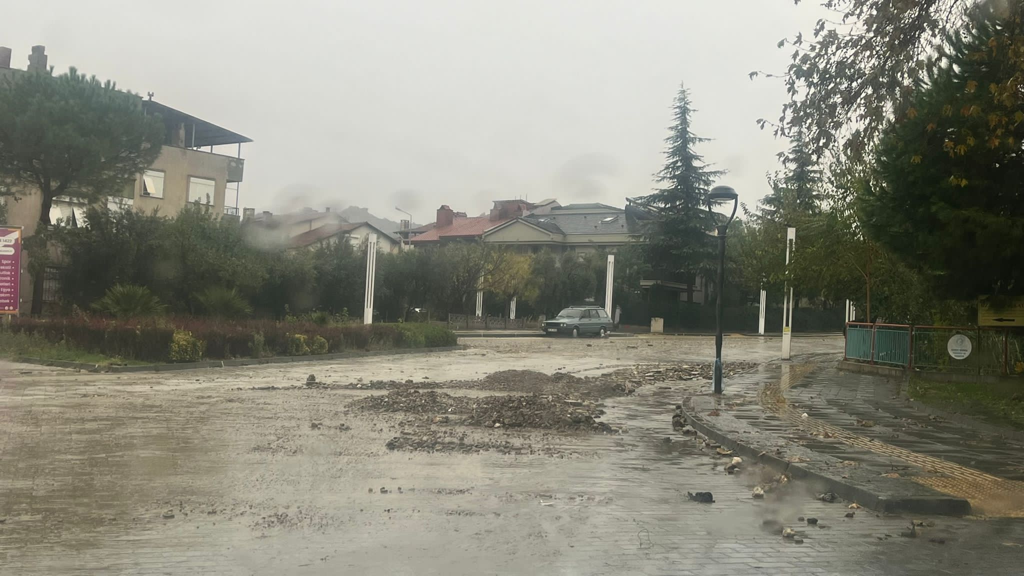 Turgutlu'da sağanak yağış hayatı olumsuz etkiledi