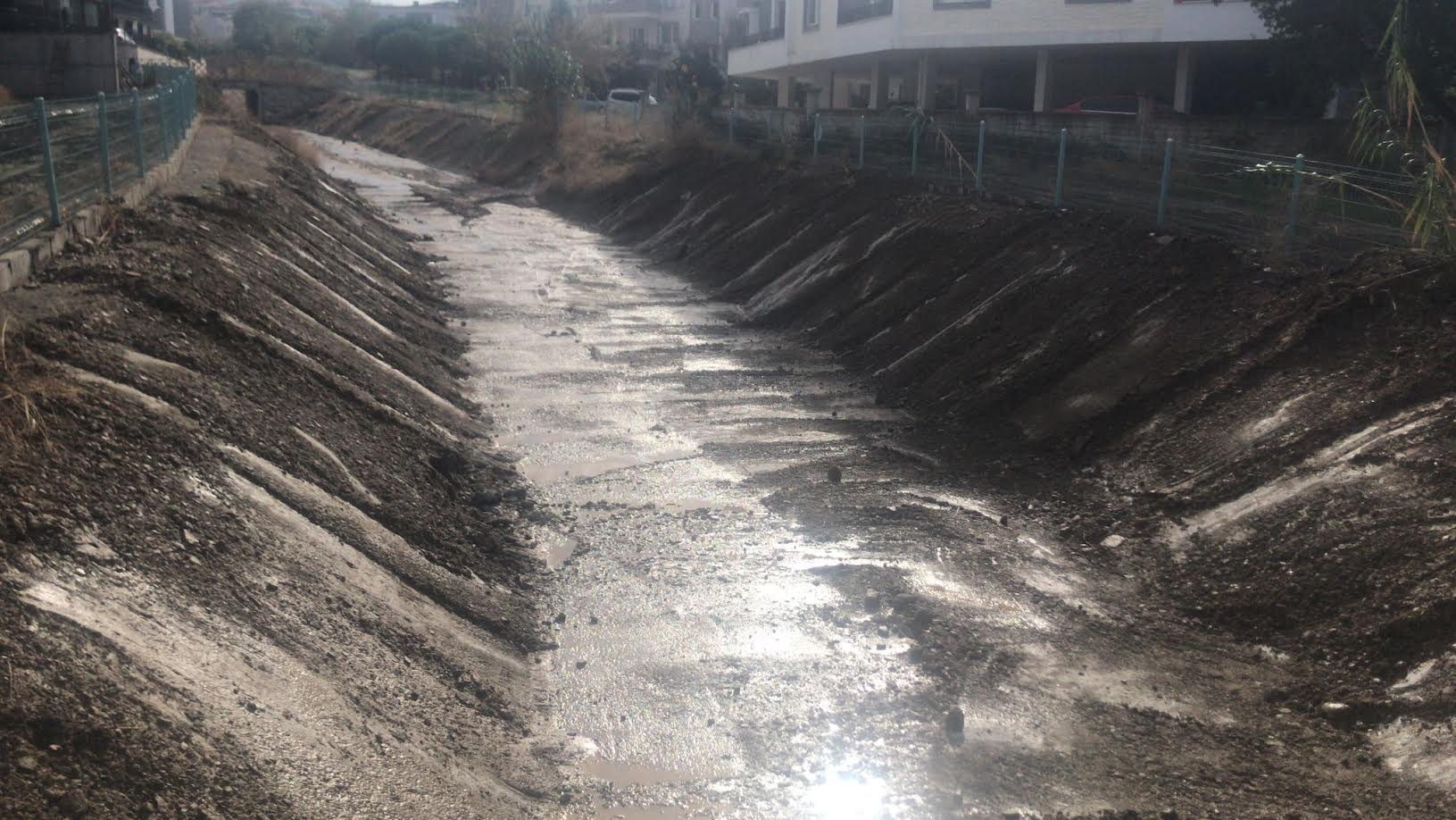Ergenekon Mahallesi'nde dere temizliği devam ediyor