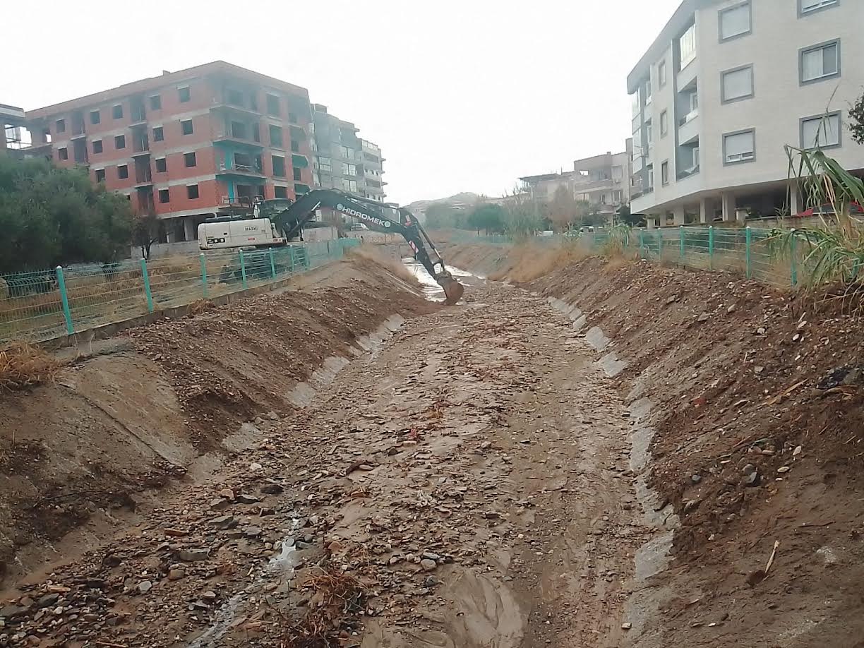 Ergenekon Mahallesi'nde dere temizliği devam ediyor