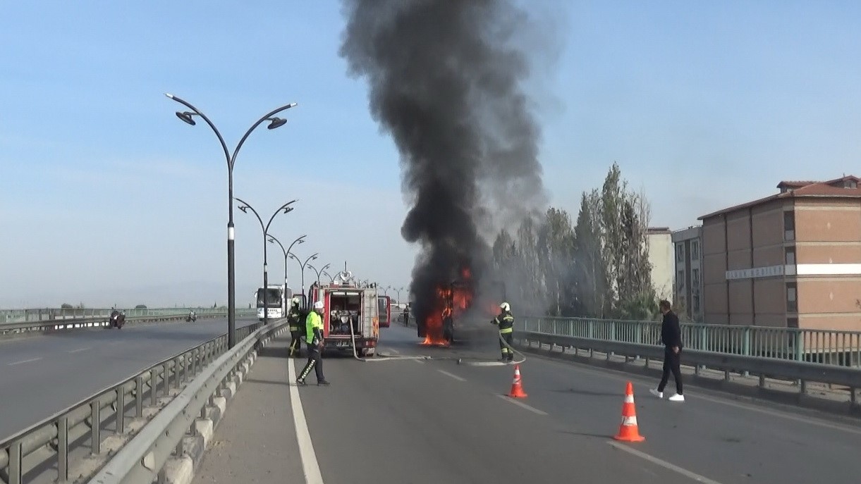 Manisa'da korkunç dakikalar! Kamyonet alev topuna döndü