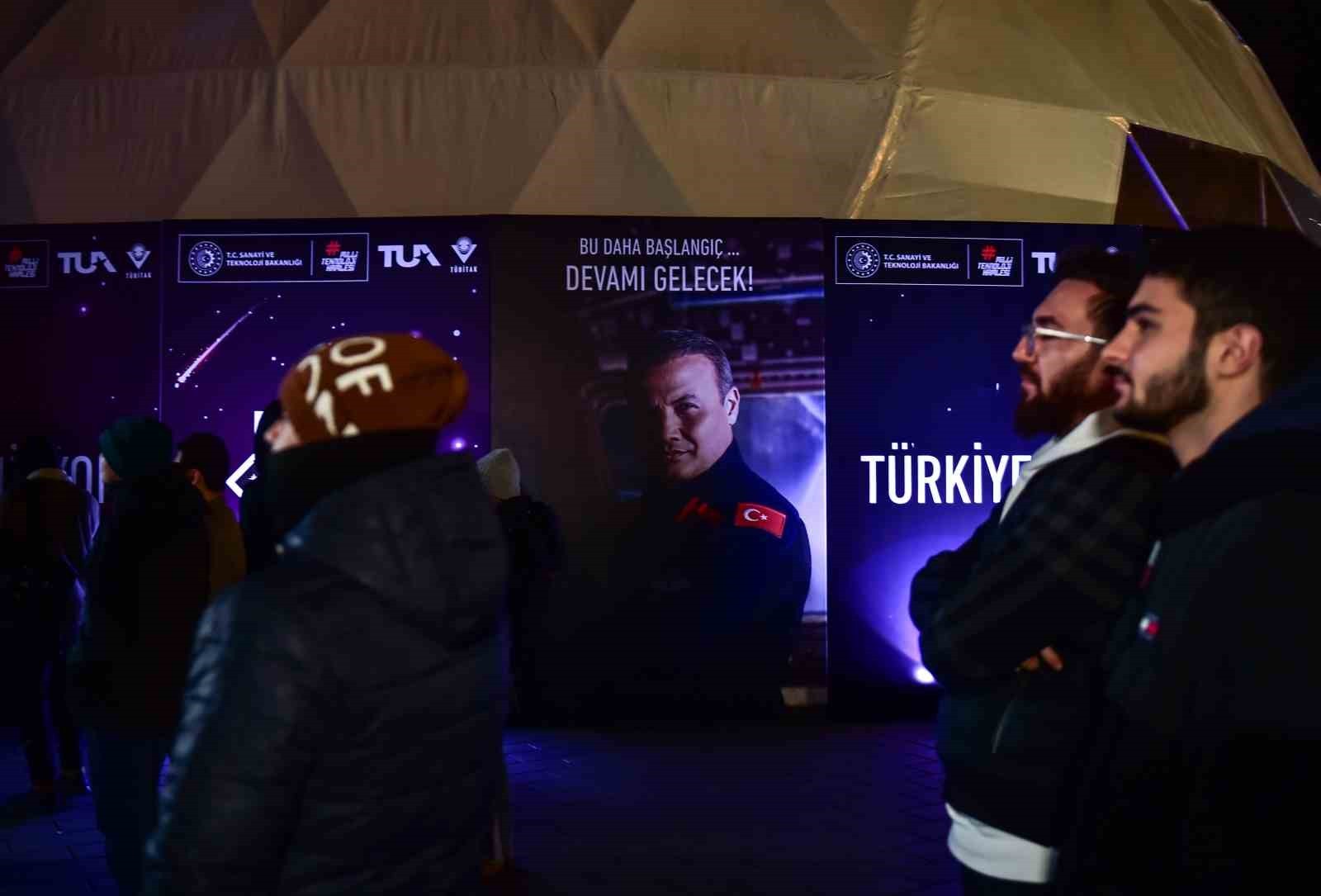 2024/01/turkiyenin-ilk-uzay-yolculugunu-vatandaslar-heyecanla-takip-etti-20240119AW12-12.jpg