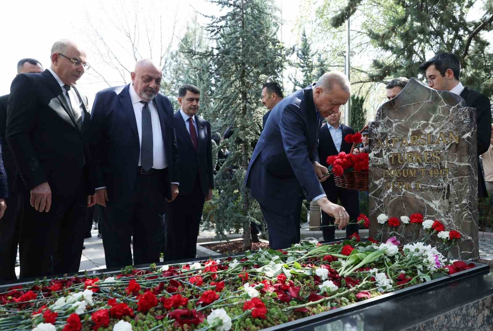 Cumhurbaşkanı Erdoğan, Alparslan Türkeş'in kabrini ziyaret etti.